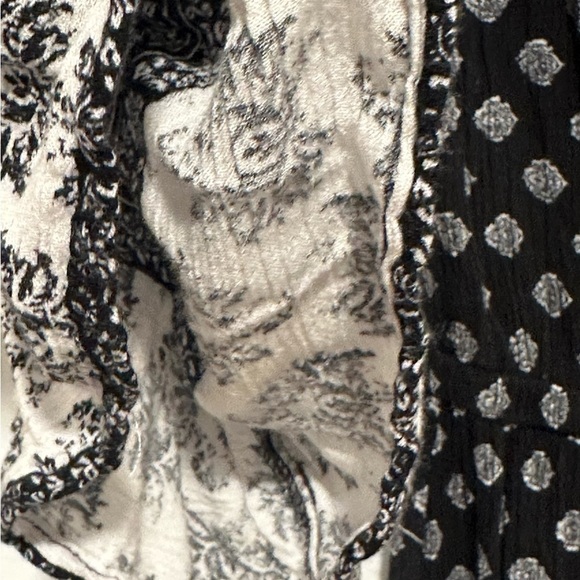 Mudd Women’s Blue Pattern Romper Size Medium - Picture 2 of 5